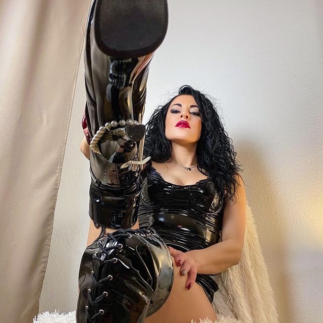 Sexy babe in PVC #DQyiCHA7